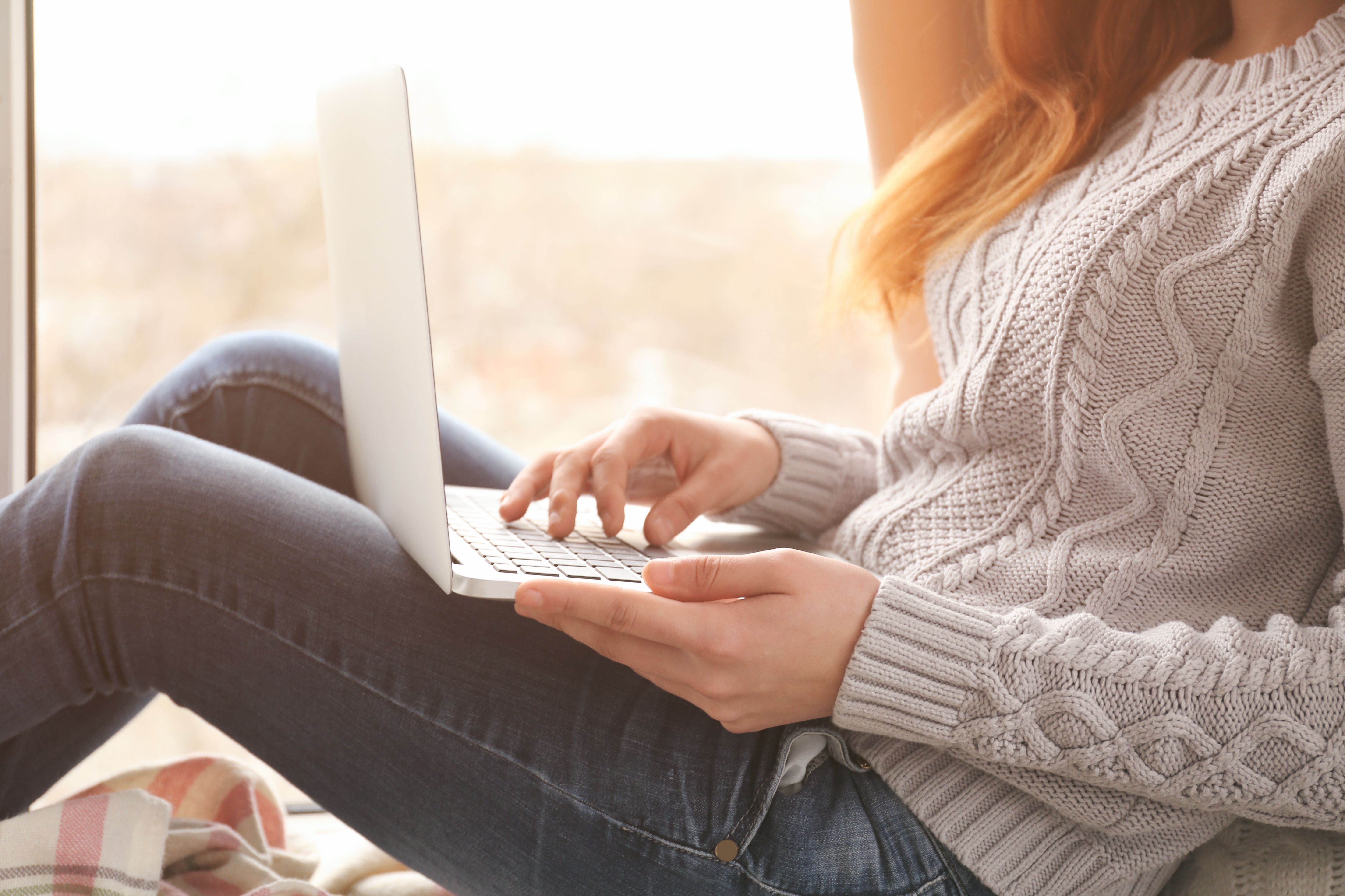 Dame skriver på PC